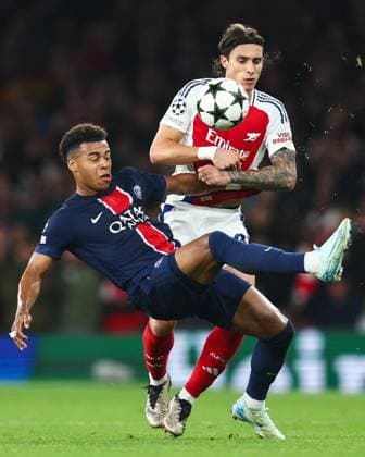 Arsenal gegen PSG 1. Oktober 2024, London UEFA Champions™s League Fußball Arsenal gegen Paris Saint Germain Riccardo Calafiori von Arsenal und Desire Doue von Paris Saint Germain Foto Charlotte Wilson Abseits London UK  Copyright: xCharlottexWilsonx xOffsidexOffside