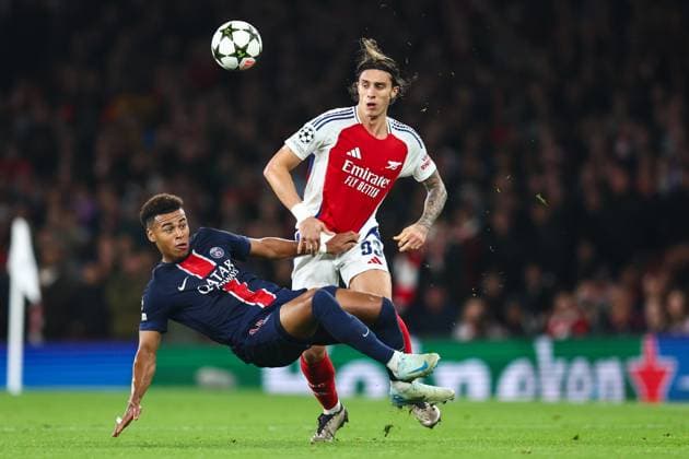 Arsenal gegen PSG 1. Oktober 2024, London UEFA Champions™s League Fußball Arsenal gegen Paris Saint Germain Riccardo Calafiori von Arsenal und Desire Doue von Paris Saint Germain Foto Charlotte Wilson Abseits London UK  Copyright: xCharlottexWilsonx xOffsidexOffside