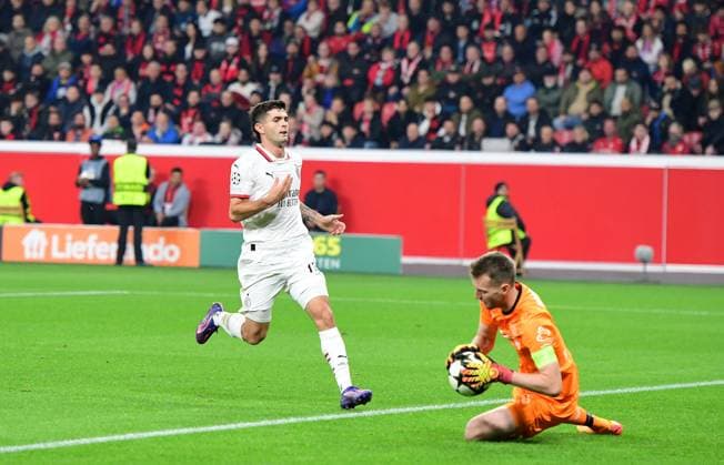 01 10 2024 Leverkusen Football, Men, UEFA Champions League,2 Matchday, Season 2024 2025, Bayer 04 Leverkusen vs AC Milan Goalkeeper Lukas Hradecky Leverkusen, re klaert vor Christian Pulisic Milan, li DFL regulations prohibit any use of photographs as image sequences and or quasi video BayArena NRW Germany