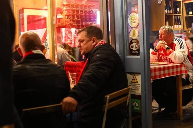 Arsenal gegen PSG 1. Oktober 2024, London UEFA Champions™s League Fußball Arsenal gegen Paris Saint Germain Arsenal-Fans stärken sich vor dem Spiel Foto Charlotte Wilson Offside London UK  Copyright: xCharlottexWilsonx xOffsidexOffside