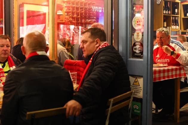 Arsenal gegen PSG 1. Oktober 2024, London UEFA Champions™s League Fußball Arsenal gegen Paris Saint Germain Arsenal-Fans stärken sich vor dem Spiel Foto Charlotte Wilson Offside London UK  Copyright: xCharlottexWilsonx xOffsidexOffside