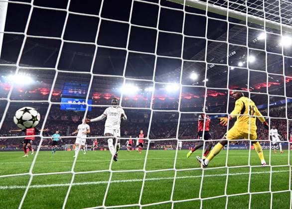 01 10 2024, xjhx, Football UEFA Champions League, Bayer 04 Leverkusen AC Milan emspor, v l Victor Boniface Bayer Leverkusen , Mike Maignan AC Milan abseitstor UEFA REGULATIONS PROHIBIT ANY USE OF PHOTOGRAPHS as IMAGE SEQUENCES and or QUASI VIDEO Leverkusen