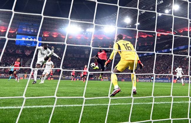 01 10 2024, xjhx, Football UEFA Champions League, Bayer 04 Leverkusen AC Milan emspor, v l Victor Boniface Bayer Leverkusen , Mike Maignan AC Milan abseitstor UEFA REGULATIONS PROHIBIT ANY USE OF PHOTOGRAPHS as IMAGE SEQUENCES and or QUASI VIDEO Leverkusen