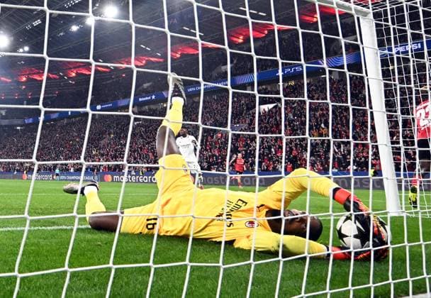 01 10 2024, xjhx, Football UEFA Champions League, Bayer 04 Leverkusen AC Milan emspor, v l Victor Boniface Bayer Leverkusen , Mike Maignan AC Milan abseitstor UEFA REGULATIONS PROHIBIT ANY USE OF PHOTOGRAPHS as IMAGE SEQUENCES and or QUASI VIDEO Leverkusen