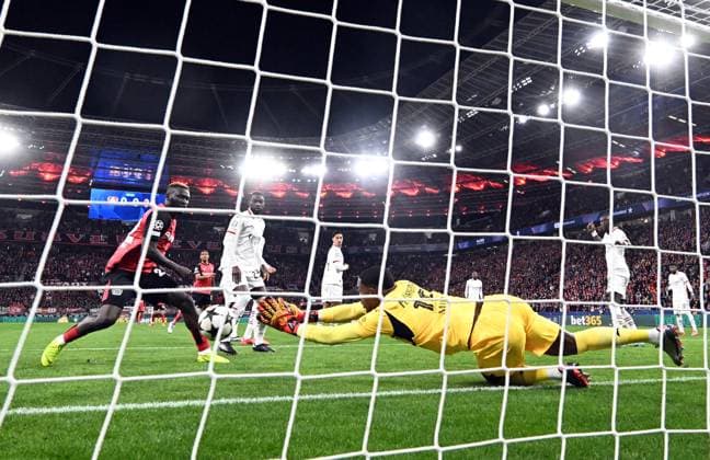 01 10 2024, xjhx, Football UEFA Champions League, Bayer 04 Leverkusen AC Milan emspor, v l Victor Boniface Bayer Leverkusen , Mike Maignan AC Milan UEFA REGULATIONS PROHIBIT ANY USE OF PHOTOGRAPHS as IMAGE SEQUENCES and or QUASI VIDEO Leverkusen