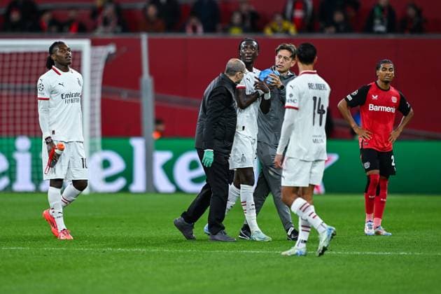 01 10 2024, Football, Champions League, Matchday 2, Season 2024 2025, Bayer 04 Leverkusen AC Milan, Rafael Leao AC Milan , Tammy Abraham AC Milan walks off the pitch with the physiotherapists xRHR PHOTO TKx Copyright: RHR-FOTOx RHR-FOTO TK