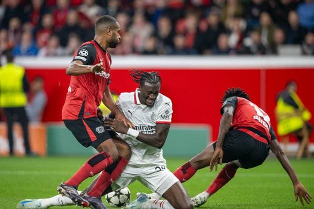 01 10 2024, Football UEFA Champions League, Season 2024 2025, Matchday 2, Bayer 04 Leverkusen AC Milan at the BayArena in Leverkusen duel between Jonathan Tah Bayer 04 Leverkusen, 04 , Tammy Abraham AC Milan, 90 and Edmond Tapsoba Bayer 04 Leverkusen, 12 Photo Kirchner Media TH Copyright: xKirchner-Media THx