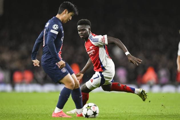 LONDON, ENGLAND - OCTOBER 1: Bukayo Saka of Arsenal (R) plays against Kang-in Lee of Paris Saint Germain (L) during the UEFA Champions League 2024 25 League Phase MD2 match between Arsenal FC and Paris Saint-Germain at Emirates Stadium on October 1, 2024 in London, England. FOOTBALL : Arsenal Vs Paris Saint-Germain - Ligue des Champions - 01 10 2024 LiamAmsan Panoramic 