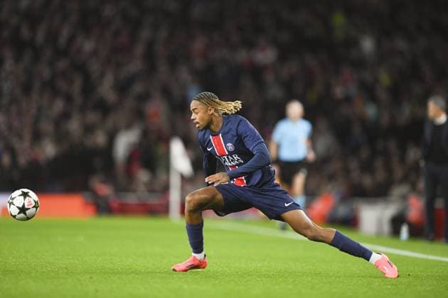 LONDON, ENGLAND - OCTOBER 1: Bradley Barcola of Paris Saint Germain in action during the UEFA Champions League 2024 25 League Phase MD2 match between Arsenal FC and Paris Saint-Germain at Emirates Stadium on October 1, 2024 in London, England. FOOTBALL : Arsenal Vs Paris Saint-Germain - Ligue des Champions - 01 10 2024 LiamAmsan Panoramic 