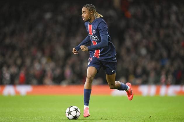 LONDON, ENGLAND - OCTOBER 1: Bradley Barcola of Paris Saint Germain runs with the ball during the UEFA Champions League 2024 25 League Phase MD2 match between Arsenal FC and Paris Saint-Germain at Emirates Stadium on October 1, 2024 in London, England. FOOTBALL : Arsenal Vs Paris Saint-Germain - Ligue des Champions - 01 10 2024 LiamAmsan Panoramic 