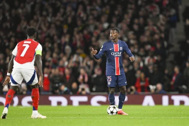 LONDON, ENGLAND - OCTOBER 1: Nuno Mendes of Paris Saint Germain (R) challenges Bukayo Saka of Arsenal (L) during the UEFA Champions League 2024 25 League Phase MD2 match between Arsenal FC and Paris Saint-Germain at Emirates Stadium on October 1, 2024 in London, England. FOOTBALL : Arsenal Vs Paris Saint-Germain - Ligue des Champions - 01 10 2024 LiamAmsan Panoramic 