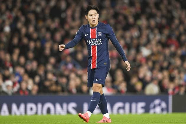 LONDON, ENGLAND - OCTOBER 1: Kang-in Lee of Paris Saint Germain walks in the field during the UEFA Champions League 2024 25 League Phase MD2 match between Arsenal FC and Paris Saint-Germain at Emirates Stadium on October 1, 2024 in London, England. FOOTBALL : Arsenal Vs Paris Saint-Germain - Ligue des Champions - 01 10 2024 LiamAmsan Panoramic 