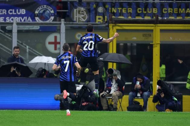 Hakan Calhanoglu (Fc Internazionale) celebrates after scoring his team s first goal with team mates, UEFA Champions League 2024 25 League Phase MD2, FC Internazionale Milano v FK Crvena Zvezda, Stadio Giuseppe Meazza (San Siro), October 1, 2024, Milan, Italy.
