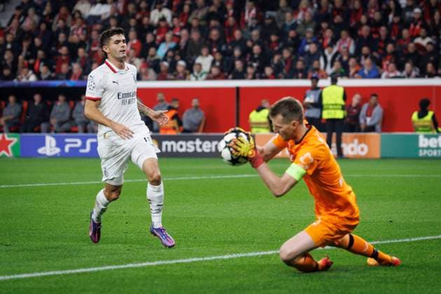 UEFA Champions League, Bayer 04 Leverkusen AC Milan 01 10 2024 Lukas Hradecky Bayer 04 Leverkusen, 1 saves from Christian Pulisic AC Milan, 11 UEFA Champions League, Bayer 04 Leverkusen AC Milan, matchday 2 on 01 10 2024 at BayArena in Leverkusen Copyright: xBEAUTIFULxSPORTS AxelxKohringx