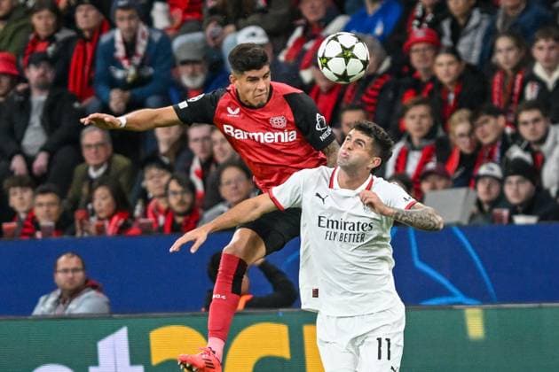 Header Header duel Piero Hincapie Leverkusen 3 Christian Pulisic AC Milan 11 01 10 2024 Soccer Champions League, Bayer Leverkusen vs AC Milan, BayArena, Leverkusen, NRW Germany Copyright: xpepphotox xHorstxMauelshagenx pep00321, pep_20241001_hm_0616