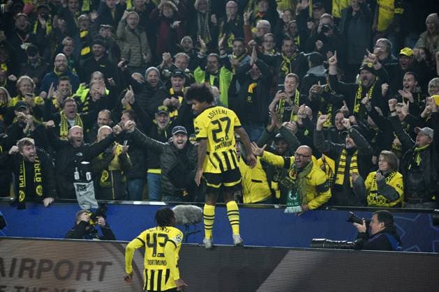Cheering Karim Adeyemi Borussia Dortmund on the advertising banner with the fans 01 10 2024, Football UEFA Champions League 2024 25, 2 Matchday Borussia Dortmund Celtic Glasgow Dortmund Signal Iduna Park Nordrhein Westfalen Germany Team2