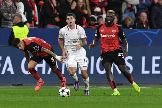 Christian Pulisic AC Milan takes on Piero Hincapie left Bayer 04 Leverkusen and Victor Boniface right Bayer 04 Leverkusen GER, Bayer 04 Leverkusen vs AC Milan, Football, UEFA Champions League, Matchday 2, Season 2024 2025, 01 10 2024 GER, Bayer 04 Leverkusen vs AC Milan, Football, UEFA Champions League, Matchday 2, Season 2024 2025, 01 10 2024 Leverkusen Copyright: xEibner-Pressefoto ThomasxThienelx EP_TTL