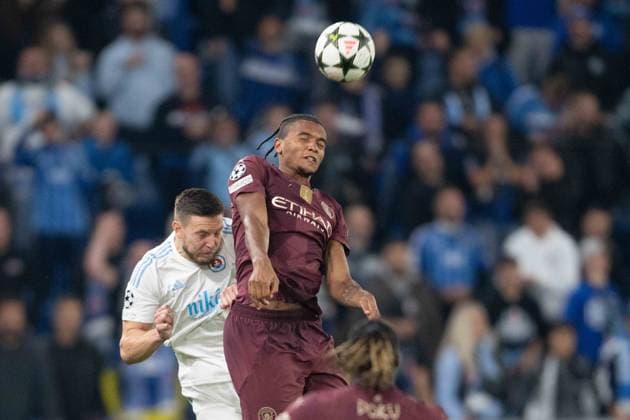 Manuel Akanji in the head to head battle with Kevin Wimmer during UEFA Champions league match, SK Slovan Bratislava - Manchester City , 01. october 2024 Copyright: xMICHALxFAJT,ZOSPORTU.SKx DSC_2601