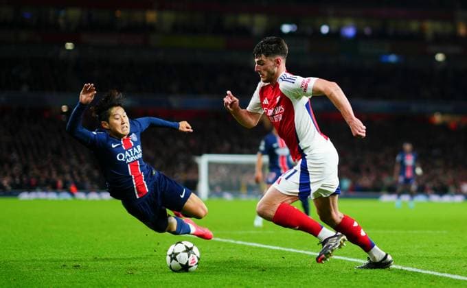 Declan Rice of Arsenal wrongfoots Lee Kang-In of PSG Arsenal v Paris Saint-Germain, UEFA Champions League, Group Stage, Football, Emirates Stadium, London, UK, 01 Oct 2024 EDITORIAL USE ONLY No use with unauthorised audio, video, data, fixture lists, club league logos or live services. Online in-match use limited to 120 images, no video emulation. No use in betting, games or single club league player publications. Copyright: xJavierxGarcia Shutterstockx 14750159af