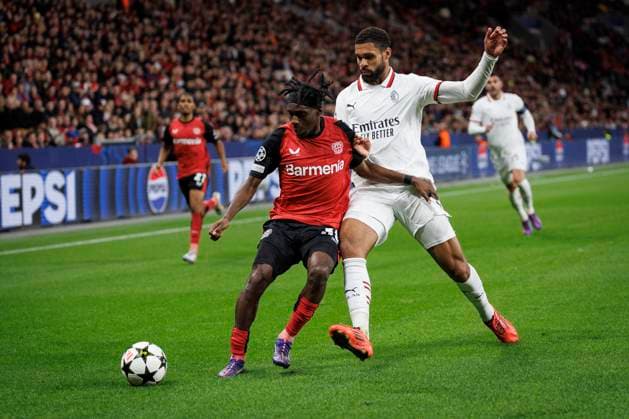 UEFA Champions League, Bayer 04 Leverkusen AC Milan 01 10 2024 Jeremie Frimpong Bayer 04 Leverkusen, 30 in duel with Ruben Loftus Cheek AC Milan, 8 UEFA Champions League, Bayer 04 Leverkusen AC Milan, match day 2 on 01 10 2024 at BayArena in Leverkusen Copyright: xBEAUTIFULxSPORTS AxelxKohringx