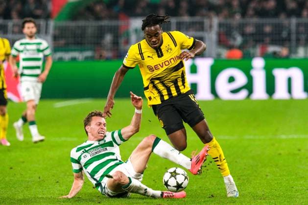 Alistair Johnston Celtic Glasgow, 02 in duel with Jamie Gittens Borussia Dortmund, 43 , GER, Borussia Dortmund vs Celtic Glasgow, Football, Champions League, Matchday 2, Season 2024 2025, 01 10 2024 GER, Borussia Dortmund vs Celtic Glasgow, Football, Champions League, Matchday 2, Season 2024 2025, 01 10 2024 Dortmund Copyright: xEibner-Pressefoto FlorianxWieganx EP_FWD