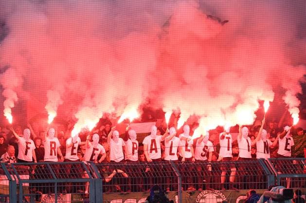 Soccer Champions League 2 Matchday Borussia Dortmund Celtic Glasgow on 01 10 2024 at Signal Iduna Park in Dortmund Celtic Glasgow fans ignite Bengalos Pyro Pyrotechnics Flares Smoke bombs in the fan block and wear shirts with the inscription Free Pallestine xRx
