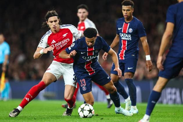 Arsenal gegen PSG 1. Oktober 2024, London UEFA Champions™s League Fußball Arsenal gegen Paris Saint Germain Riccardo Calafiori von Arsenal und Warren Zaire Emery von Paris Saint Germain Foto Charlotte Wilson Abseits London UK  Copyright: xCharlottexWilsonx xOffsidexOffside