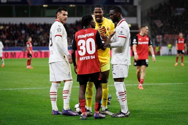UEFA Champions League, Bayer 04 Leverkusen AC Milan 01 10 2024 Mike Maignan AC Milan, 16 discusses his foul with Jeremie Frimpong Bayer 04 Leverkusen, 30 UEFA Champions League, Bayer 04 Leverkusen AC Milan, Matchday 2 on 01 10 2024 at BayArena in Leverkusen Copyright: xBEAUTIFULxSPORTS AxelxKohringx