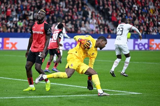 01 10 2024, Football, Champions League, Matchday 2, Season 2024 2025, Bayer 04 Leverkusen AC Milan, Goalkeeper Mike Maignan AC Milan , Victor Boniface Bayer Leverkusen xRHR PHOTO TKx Copyright: RHR-FOTOx RHR-FOTO TK