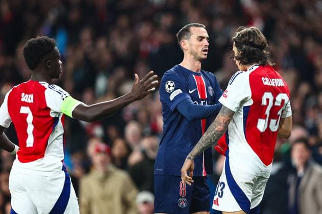 Arsenal gegen PSG 1. Oktober 2024, London UEFA Champions™s League Fußball Arsenal gegen Paris Saint Germain Fabian Ruiz von Paris Saint Germain schubst Riccardo Calafiori von Arsenal Foto Charlotte Wilson Abseits London UK  Copyright: xCharlottexWilsonx xOffsidexOffside