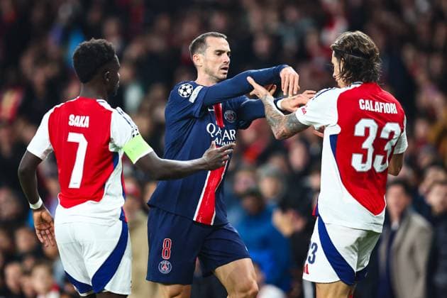Arsenal gegen PSG 1. Oktober 2024, London UEFA Champions™s League Fußball Arsenal gegen Paris Saint Germain Fabian Ruiz von Paris Saint Germain schubst Riccardo Calafiori von Arsenal Foto Charlotte Wilson Abseits London UK  Copyright: xCharlottexWilsonx xOffsidexOffside