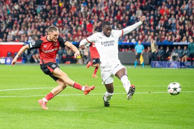 01 10 2024, Football UEFA Champions League, Season 2024 2025, Matchday 2, Bayer 04 Leverkusen AC Milan at the BayArena in Leverkusen Florian Wirtz Bayer 04 Leverkusen, 10 comes in for a shot against Fikayo Tomori AC Milan, 23 Photo Kirchner Media TH Copyright: xKirchner-Media THx