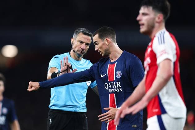 Arsenal gegen PSG 1. Oktober 2024, London UEFA Champions™s League Fußball Arsenal gegen Paris Saint Germain Fabian Ruiz von Paris Saint Germain streitet sich mit Schiedsrichter Slavic Vincic über ein mögliches Handspiel Foto Charlotte Wilson Abseits London UK  Copyright: xCharlottexWilsonx xOffsidexOffside