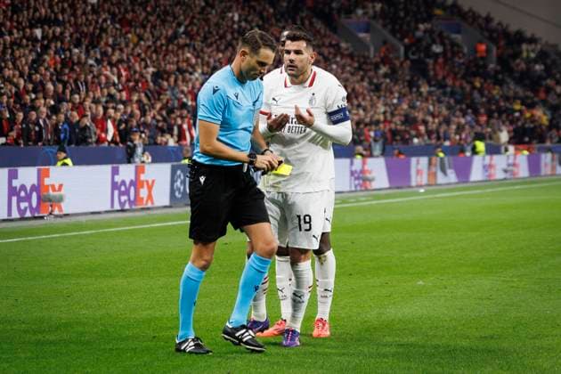 UEFA Champions League, Bayer 04 Leverkusen AC Milan 01 10 2024 Theo AC Milan, 19 complains to referee Sandro Schärer Switzerland UEFA Champions League, Bayer 04 Leverkusen AC Milan, Matchday 2 on 01 10 2024 at BayArena in Leverkusen Copyright: xBEAUTIFULxSPORTS AxelxKohringx