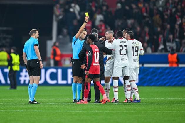 01 10 2024, Football, Champions League, Matchday 2, Season 2024 2025, Bayer 04 Leverkusen AC Milan, Referee Sandro Schärer gives a yellow card at the end of the match xRHR PHOTO TKx Copyright: RHR-FOTOx RHR-FOTO TK