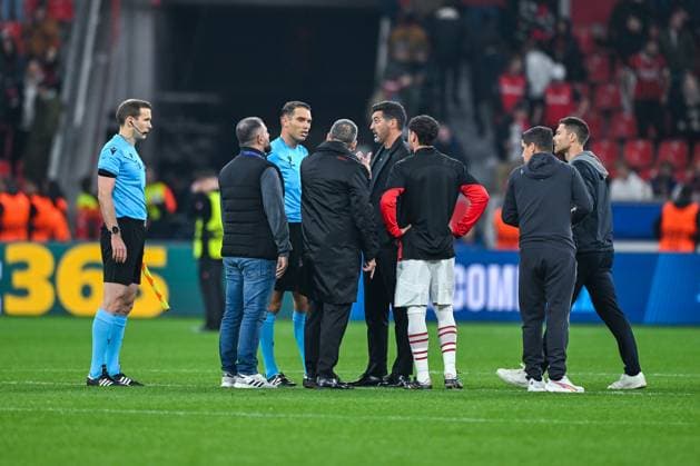 01 10 2024, Football, Champions League, Matchday 2, Season 2024 2025, Bayer 04 Leverkusen AC Milan, Scuffle around referee Sandro Schärer Coach Paulo Fonseca AC Milan , xRHR PHOTO TKx Copyright: RHR-FOTOx RHR-FOTO TK