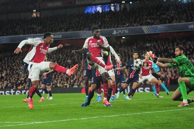 Football - 2024 2025 UEFA Champions League - League Phase - Matchday 2 8 - Arsenal vs Paris Saint Germain - Emirates Stadium - Tuesday 1st October 2024. Saka Goal no 2 - Thomas Partey and William Saliba try to get a touch on the ball , only for Bukayo Saka™s free kick to go straight into the net for Arsenal™s second goal 
