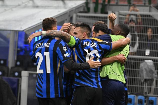 1st October 2024; Stadio San Siro, Milan, Italy, UEFA Champions League Football, Inter Milan versus Red Star Belgrade; Mehdi Taremi of FC Inter celebrates after scoring the goal for 1-0 in the 81st minute  ActionPlus12698812 AllShotLive