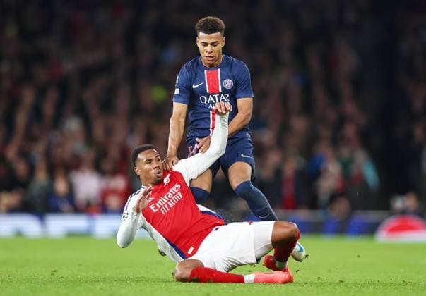 Arsenal gegen PSG 1. Oktober 2024, London UEFA Champions™s League Fußball Arsenal gegen Paris Saint Germain Desire Doue von PSG und Gabriel von Arsenal stoßen zusammen Foto Charlotte Wilson Abseits London UK  Copyright: xCharlottexWilsonx xOffsidexOffside
