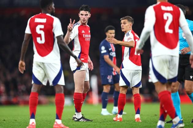 Arsenal gegen PSG 1. Oktober 2024, London UEFA Champions™s League Fußball Arsenal gegen Paris Saint Germain Declan Rice von Arsenal hält zwei Finger hoch, während er sich darauf vorbereitet, mit Leandro Trossard eine Abwehrmauer zu bilden Foto Charlotte Wilson Offside London UK  Copyright: xCharlottexWilsonx xOffsidexOffside