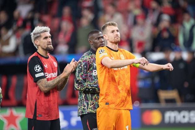 Final cheer Leverkusen, f l Robert ANDRICH LEV , Nordi MUKIELE LEV and goalkeeper Lukas HRADECKY LEV , cheer, jubilation, joy, cheers, football UEFA Champions League, preliminary round 2 matchday, Bayer 04 Leverkusen LEV AC Milan 1 0 on 01 10 2024 in Leverkusen Germany Â