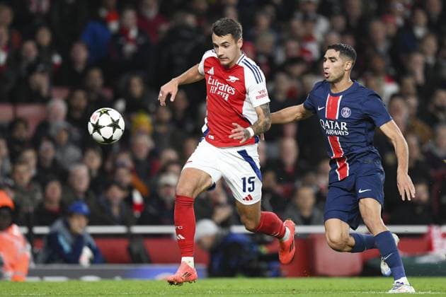 LONDON, ENGLAND - OCTOBER 1: Jakub Kiwior of Arsenal (L) is chased by Achraf Hakimi of Paris Saint Germain (R) during the UEFA Champions League 2024 25 League Phase MD2 match between Arsenal FC and Paris Saint-Germain at Emirates Stadium on October 1, 2024 in London, England. FOOTBALL : Arsenal Vs Paris Saint-Germain - Ligue des Champions - 01 10 2024 WillPalmer Panoramic 