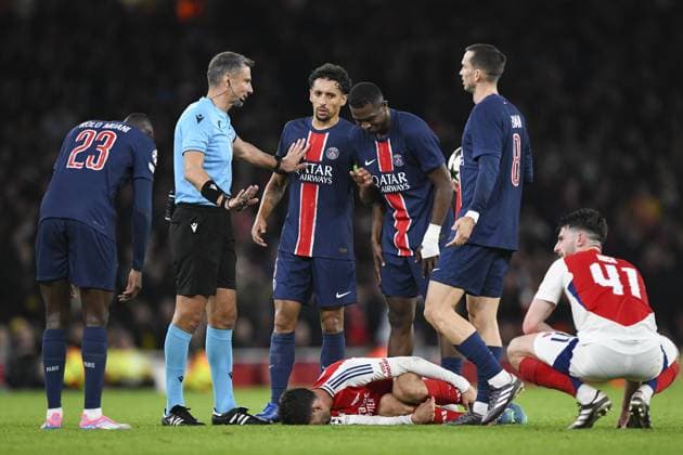 LONDON, ENGLAND - OCTOBER 1: Referee Slavko Vincic (L) talks with players during the UEFA Champions League 2024 25 League Phase MD2 match between Arsenal FC and Paris Saint-Germain at Emirates Stadium on October 1, 2024 in London, England. FOOTBALL : Arsenal Vs Paris Saint-Germain - Ligue des Champions - 01 10 2024 WillPalmer Panoramic 