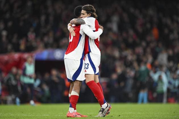 LONDON, ENGLAND - OCTOBER 1: Riccardo Calafiori of Arsenal (R) celebrates his team s victory with teammate during the UEFA Champions League 2024 25 League Phase MD2 match between Arsenal FC and Paris Saint-Germain at Emirates Stadium on October 1, 2024 in London, England. FOOTBALL : Arsenal Vs Paris Saint-Germain - Ligue des Champions - 01 10 2024 WillPalmer Panoramic 