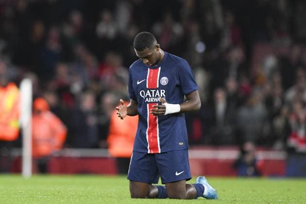LONDON, ENGLAND - OCTOBER 1: Willian Pacho of Paris Saint Germain looks dissapointed after his team s loss at the end of the UEFA Champions League 2024 25 League Phase MD2 match between Arsenal FC and Paris Saint-Germain at Emirates Stadium on October 1, 2024 in London, England. FOOTBALL : Arsenal Vs Paris Saint-Germain - Ligue des Champions - 01 10 2024 WillPalmer Panoramic 