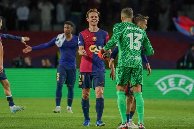Football UEFA Champions League 2024 2025, Matchday 2 FC Barcelona vs BSC Young Boys Bern Estadi Olimpic Lluis Companys Barcelona Frenkie de Jong FC Barcelona 21 and Inaki Pena FC Barcelona 13 Inaki Pena Barcelona Estadi Olimpic Lluis Companys Spain Copyright: xJOERANxSTEINSIEKx