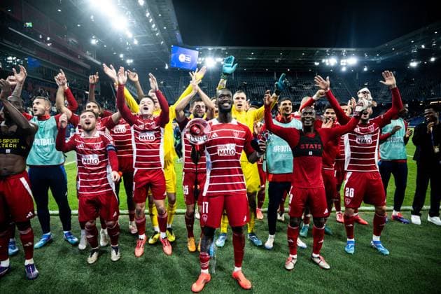 FC Red Bull Salzburg VS. Stade Brestois 29 - Champions League PHOTOPQR OUEST FRANCE Guillaume Saligot ; Kleßheim ; 01 10 2024 ; Football - Ligue des Champions ( LDC ) - J2 - RB Salzburg VS. Stade Brestois 29 ( SB29 Brest ) au stade Red Bull Arena de Kleßheim ( Autriche ). Ici les joueurs du Stade Brestois celebrent avec leurs supporters a la fin du match , Abdallah Sima ( Stade Brestois ) en tete . Photo : Guillaume Saligot Ouest-France Kleßheim France  Copyright: xPHOTOPQR OUESTxFRANCE MAXPPPxGuillaumexSaligotx 20241001OFR5222 20241001OFR5222