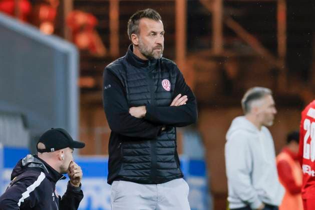 Soccer 3 Liga 07 Matchday , Season 2024 2025, Rot Weiss Essen Borussia Dortmung II on 25 09 2024 at Stadion an der Hafenstrasse in Essen Christoph Dabrowski Head Coach Rot Weiss Essen DFB regulations prohibit any use of photographs as image sequences and or quasi video