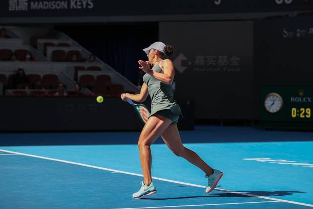 (241002) -- BEIJING, Oct. 2, 2024 -- Madison Keys of the United States returns a shot during the Women s Singles Round of 16 match between Aryna Sabalenka of Belarus and Madison Keys of the United States at the 2024 China Open tennis tournament in Beijing, capital of China, Oct. 2, 2024. (Photo by Xinhua) (SP)CHINA-BEIJING-TENNIS-CHINA OPEN-WOMEN S SINGLES (CN) ChangxNengjia 