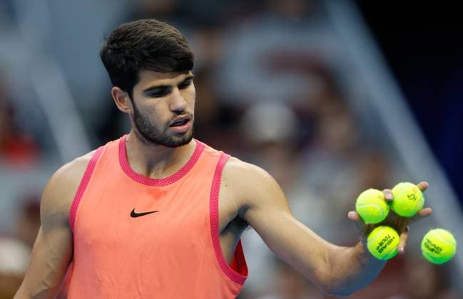 Sport Bilder des Tages (241002) -- BEIJING, Oct. 2, 2024 -- Carlos Alcaraz of Spain gets the ball from the ball kid during the Men s Singles Final between Jannik Sinner of Italy and Carlos Alcaraz of Spain at the 2024 China Open tennis tournament in Beijing, capital of China, Oct. 2, 2024. ) (SP)CHINA-BEIJING-TENNIS-CHINA OPEN-MEN S SINGLES-FINAL (CN) WangxLili 